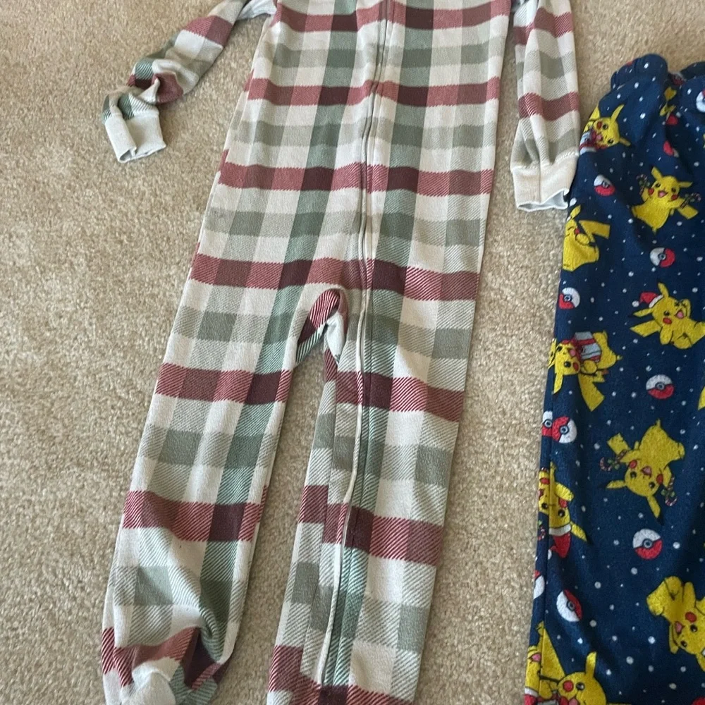 Bundle of 5 Christmas pjs.‎ Kid size 5T